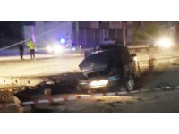 Otomobilin çarptığı elektrik direği devrildi, sürücü yaralandı