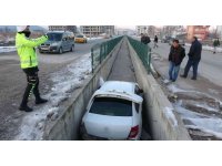 Araçla çarpışan otomobil sulama kanalına uçtu: 2 yaralı