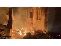 Evde çıkan ve ahıra sıçrayan yangında 11 hayvan telef oldu