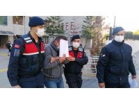 Tutuklanan uyuşturucu taciri, yüzünü tutuklama kararı belgesiyle kapattı