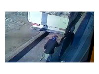 "Akrabanım" deyip koluna girdiği yaşlı kadının yüzüğünü çaldı