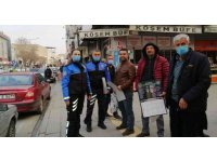 Polis ekipleri vatandaşa uyarıcı bilgilerin yer aldığı takvim dağıttı