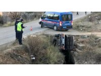 Otomobil sulama kanalına uçtu, aynı aileden 3 kişi yaralandı