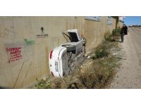 Otomobil istimlak duvarına çarptı: 2 yaralı