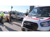 Vakaya giden ambulansla hafif ticari araç çarpıştı