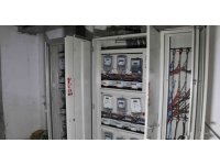 Hırsız apartmanın elektrik panosundaki kabloları çaldı, apartmanın bütün elektriği kesildi