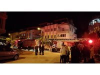 Apartmanda çıkan yangın vatandaşları sokağa döktü