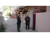 Yaşlı çiftin başına silah ve bıçak dayayıp evi soydular
