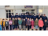 Miniklerden jandarmaya atkı hediyesi