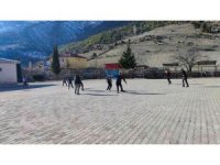 Kaymakam çocuklarla maç yaptı