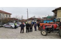 Traktör sürücülerine reflektör dağıtılarak önemi anlatıldı