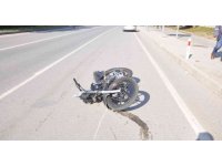 Ambulansla doğuma giden karısını motosikletle takip eden gence otomobil çarptı