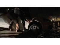 Denize düşmeye ramak kala otomobil askıda kaldı