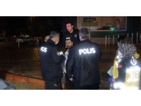 Dolandırıcılık suçundan aranan kişi polisten kaçarken sinyalizasyon direğine çarpıp takla attı