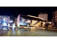 Kaza yapan otobüs köprüde askıda kaldı:2 hafif yaralı