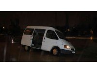 Adana’da sağanak yağış sebebiyle yol çöktü, bir araç mahsur kaldı