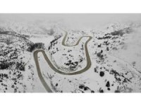 Yerde kar, havada sis keskin virajlı yolda zor anlar yaşattı