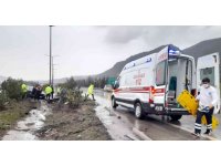 Yağmurlu havada kayan otomobil bariyerlere çarptı