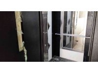 Kirasını arttıran ev sahibine sinirlenip, satırla apartmanda dehşet yaşattı