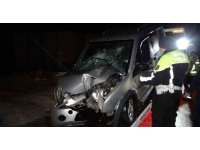 Köprü girişindeki tabelalara çarpan sürücü hayatını kaybetti