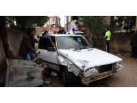 "Dur" ihtarına uymadı, polis aracına çarpıp kaçtı