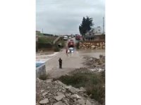 Aracını kurtarmak isterken akıntıya kapılan sürücü ölümden döndü