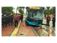 Freni patlayan şehiriçi yolcu otobüsü kontrolden çıktı: 5 yaralı