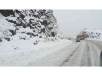 Kar kalınlığı 1 metreyi bulan Alacabel’de tırların geçişine izin verilmiyor