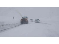 Antalya -Konya karayolunda kar kalınlığı 1 metreyi geçti