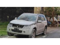 Otomobildeki yangına çeşme hortumuyla müdahale