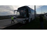 Kontrolden çıkan otobüs tahliye su kanalında askıda kaldı