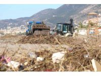 Şiddetli yağış ve fırtınanın ardından Alanya sahilleri atıklarla doldu