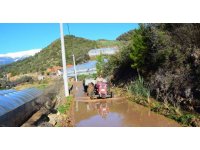 Antalya’da vatandaşlar bozulan yolları imece usulü ile yapıyor