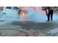 Antalya’da park halindeki iki otomobil çıkan yangında alev alev yandı