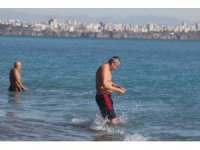 Antalya’da Ocak ayı ortasında deniz keyfi