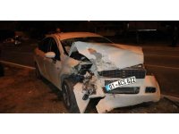 Adana’da otomobil refüjdeki ağaca çarptı: 3 yaralı