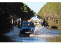 Su kaplı yolda sürücülerin zor anları