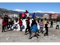 Adana’da öğrencilerin kar sevinci