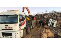 Yangın bölgesindeki tomrukları taşıyan kamyon devrildi