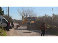 Vatandaşlardan yoldaki çukurlara saksılı eylem