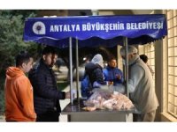 Final sınavlarına hazırlanan üniversite öğrencilerinin çorbası Büyükşehir’den