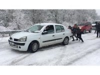 Mersin’de kar bastırdı, çok sayıda araç mahsur kaldı