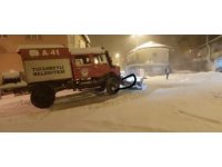 Tufanbeyli’de mahsur kalan sürücünün imdadına belediye ekipleri yetişti