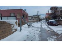 Hatay’da elektrik direkleri ve ağaçlar devrildi