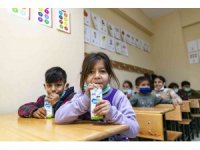 Büyükşehir Belediyesi 1,5 ton sütü miniklere ulaştırıyor