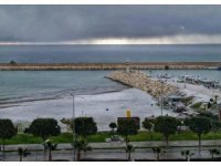 Mersin’in sahil kenti Erdemli’de kar sıfır rakıma kadar geldi, bazı okullar tatil edildi