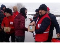 Kızılay TAG otobanında mahsur kalan vatandaşlara kumanya dağıttı