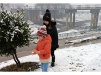 Uzun yıllar sonra Düziçi’ne yağan kar vatandaşları sevindirdi