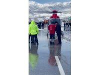 Karda mahsur kalan yeni doğan bebek için ambulans helikopter havalandı
