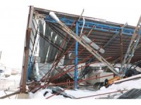 Kara dayanamayan geri dönüşüm fabrikasının çatısı çöktü